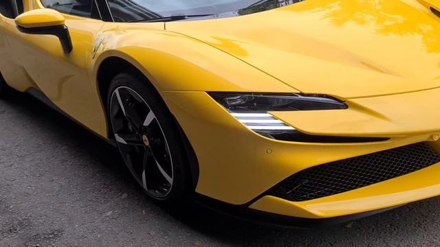 Очень желтый Ferrari SF 90 смотреть онлайн