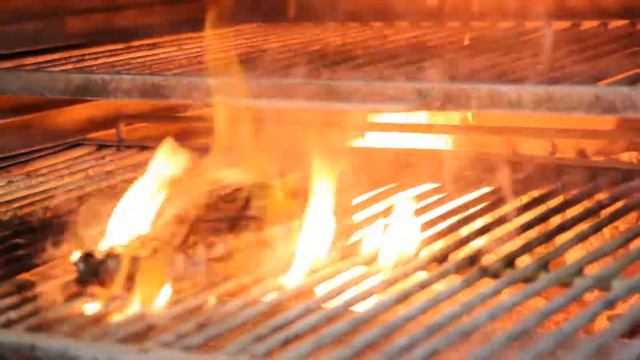 Steaks. Open fire. 3. Free footage / Стейк жарится на гриле смотреть онлайн
