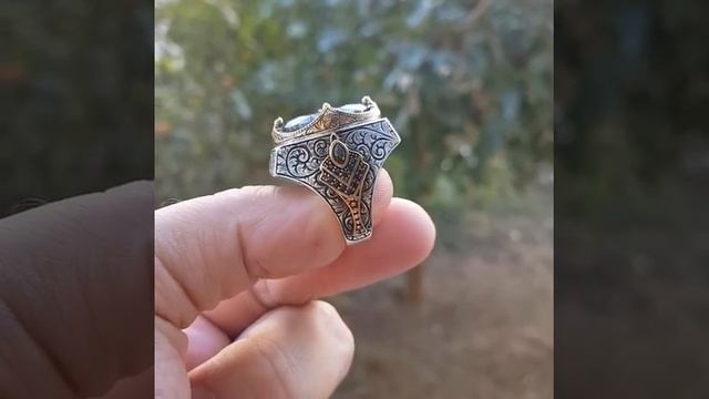 Перстень с камнем мистический топаз серебряный гравированный смотреть онлайн