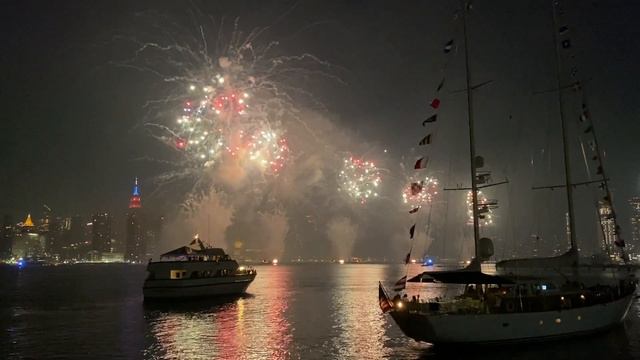 Салют на День Независимости США 4-го июля! Macy's 4th of July Fireworks, East River, New York, 2021 смотреть онлайн