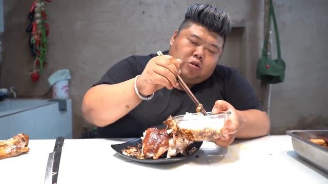 Brother Monkey makes braised pork trotters and elbows. They are soft and chewy and delicious. смотреть онлайн