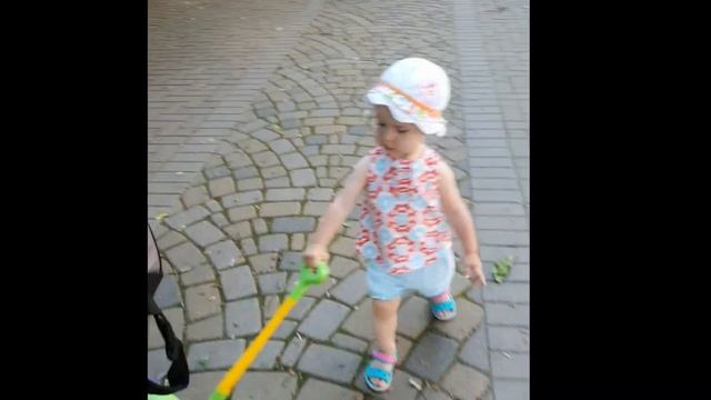 Деловая Диана младшая дочка катает игрушку пальму и что то рассказывает Маме смотреть онлайн