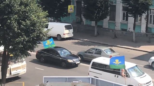 День ВДВ в Орле: кортеж едет по Комсомольской смотреть онлайн