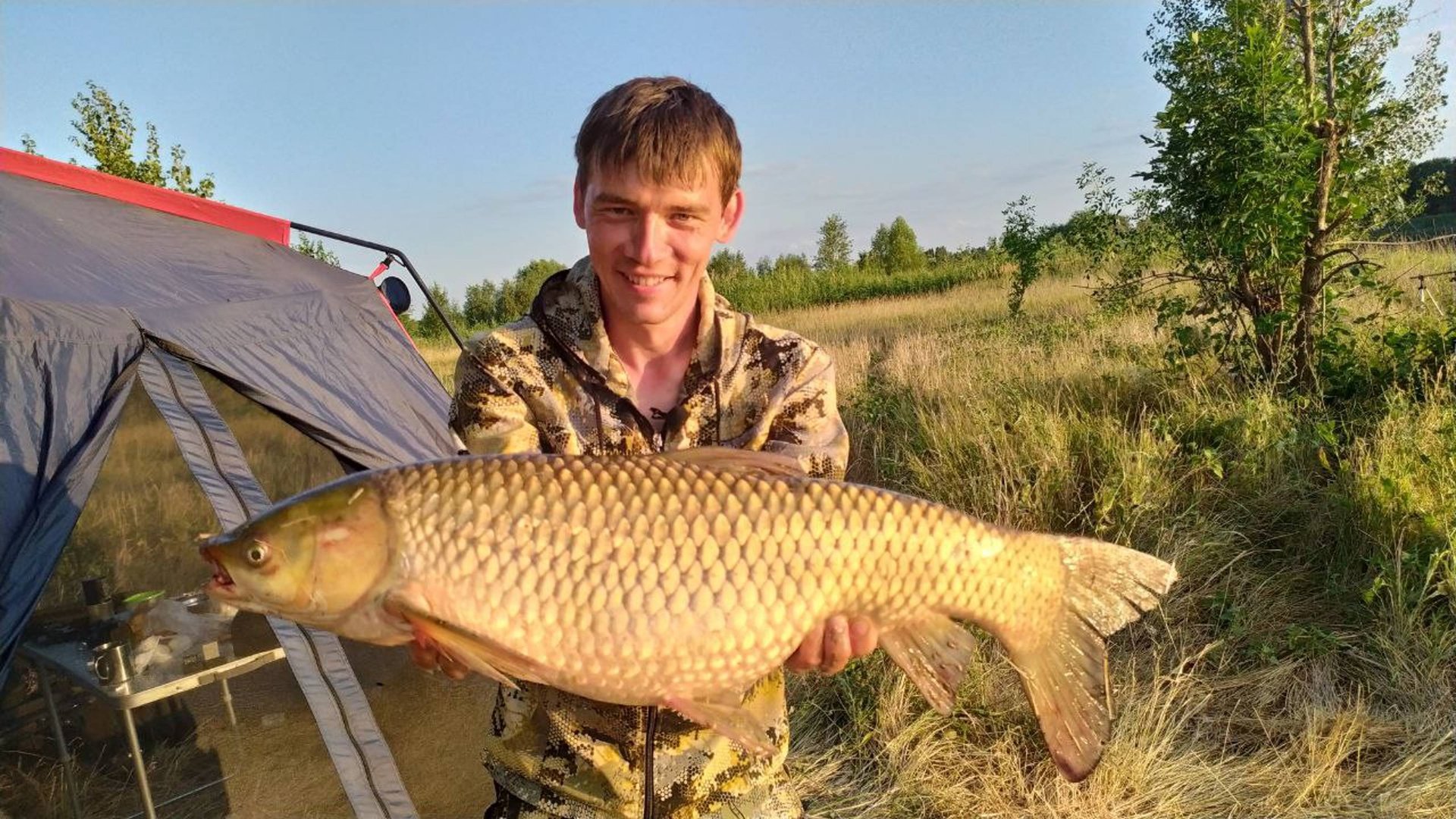 На Ахтубу за амуром и сазаном! Огромный амур порвал леску.