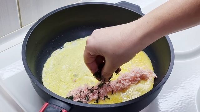 Вкусный Быстрый ЗАВТРАК На Скорую Руку! Яичный рулетик с начинкой на сковороде смотреть онлайн