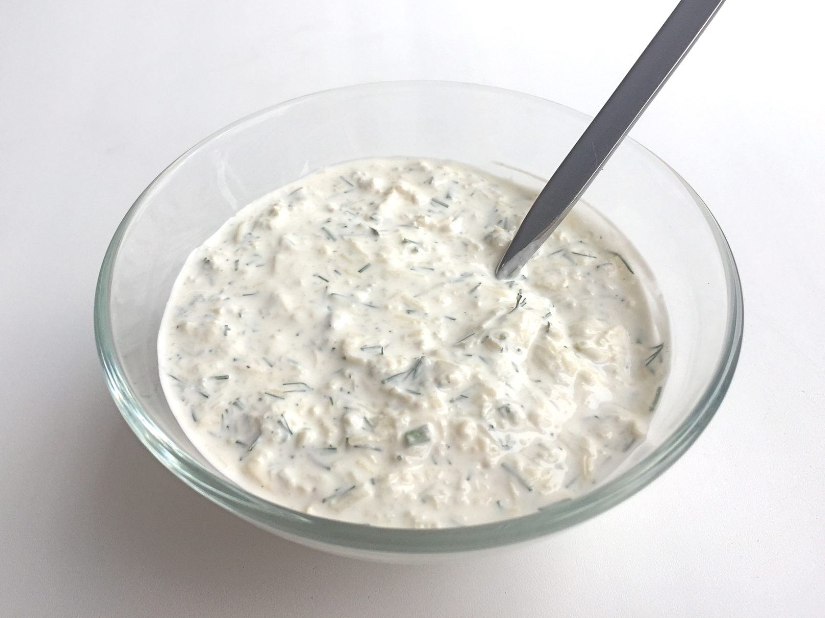 Сметанно-чесночный соус с сыром и зеленью. Соус к любому блюду.mp4 смотреть онлайн