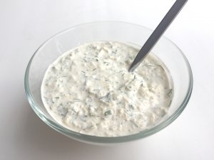 Сметанно-чесночный соус с сыром и зеленью. Соус к любому блюду.mp4