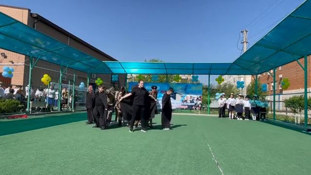 Инсценировка песни "Месяц май" 5а и 7б класс смотреть онлайн