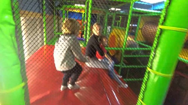 Детский игровой центр с лабиринтом Карамелька Дана Молл смотреть онлайн