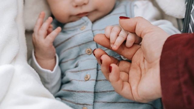 ПОЧЕМУ ДЕТИ ПОТЕЮТ ВО СНЕ | Причины детской потливости | Как избавиться от потоотделения у малыша смотреть онлайн