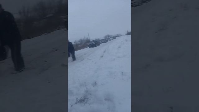 Жесть ЮМЗ спасает фуру . Снегопад в Курске 3 тн.против 20тн.