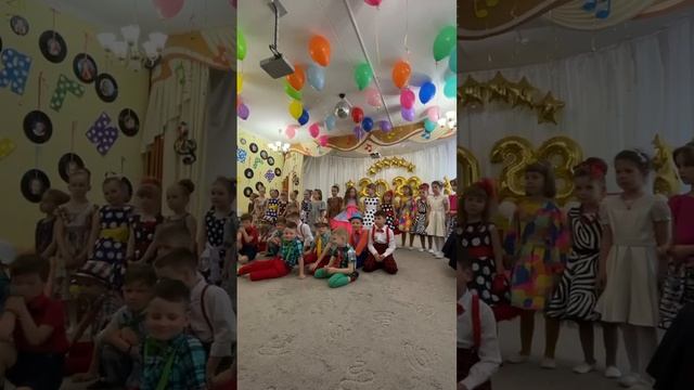 До слез! Песня на выпускной детей и воспитателей. смотреть онлайн