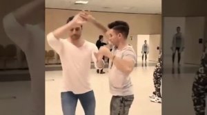 Танец латинской Америки двух парней