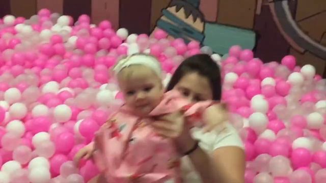 Один миллион шариков Мисс Кейти купается в одном миллионе шариков. Море, океан шариков! смотреть онлайн