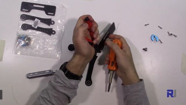 Assembling FPV monitor mount holder on Transmitter смотреть онлайн