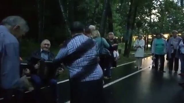 03.08.19.Измайловский пятачок.Задорная игра под частушки на гармони. смотреть онлайн