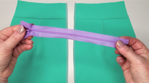 Легче способа вшить потайную молнию с точным совмещением пояса я не знаю. Перешивать не придётся