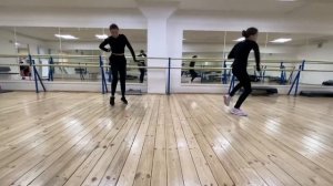 Камила Валиева и Софья Акатьева танцуют.  Kamila Valieva and Sofya Akatieva are dancing.