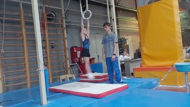 Первые соревнования нашего гимнаста. Срыв на кольцах. смотреть онлайн