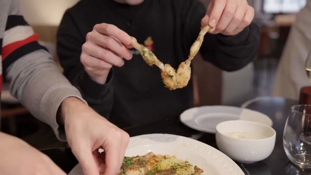 Brits try Michelin star Frogs Legs! смотреть онлайн