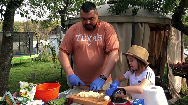 Кролик в сливочном соусе приготовленный в котелке на мангале и хачапури по Аджарски в тандыре смотреть онлайн