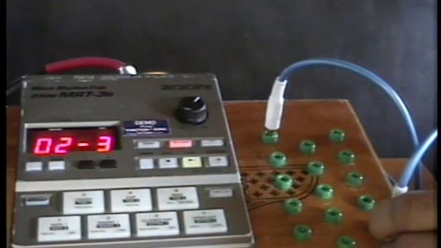 Circuitbent Zoom MRT-3 drum machine, pt.2 смотреть онлайн