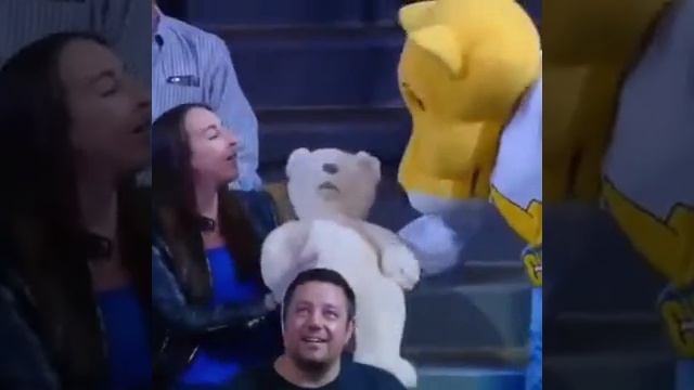 Настойчиво дарит мягкую игрушку смотреть онлайн