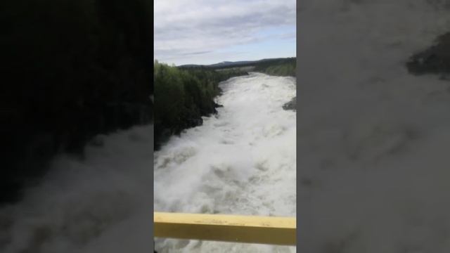 Сброс воды с водохранилища. Посёлок Верхнетуломский, Мурманская область. смотреть онлайн