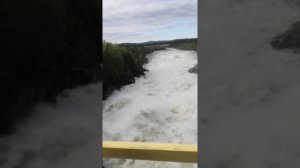 Сброс воды с водохранилища. Посёлок Верхнетуломский, Мурманская область.