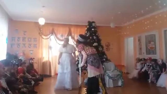 Выход Бабы-Яги на новогоднем утреннике смотреть онлайн