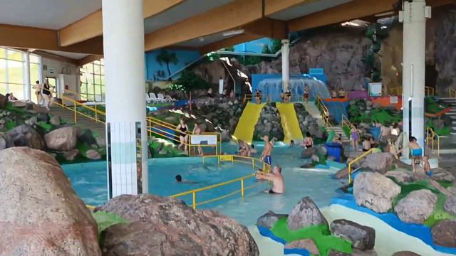 Serena Waterpark with the Gang (W)🇫🇮 смотреть онлайн