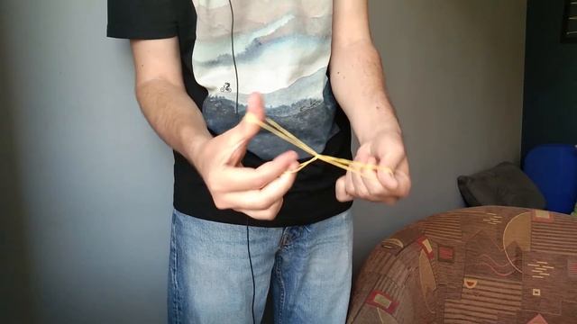 Секрет простого и эффектного фокуса с двумя резинками / фокус резинка сквозь резинку смотреть онлайн