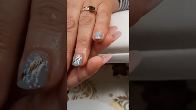 ?Коррекция ногтей+Камуфлирующая база с поталью?Новинка?+Наклейки пёрышки? смотреть онлайн