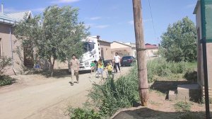 братья и сестры толкают машину