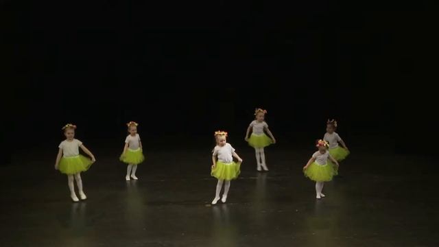 Ритмика (3-4 года) "Я на сцену выхожу" смотреть онлайн