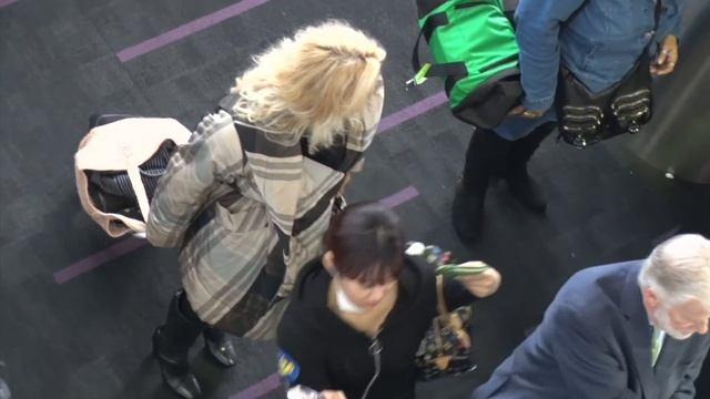 Pamela Anderson Glowing With Compliments At LAX смотреть онлайн