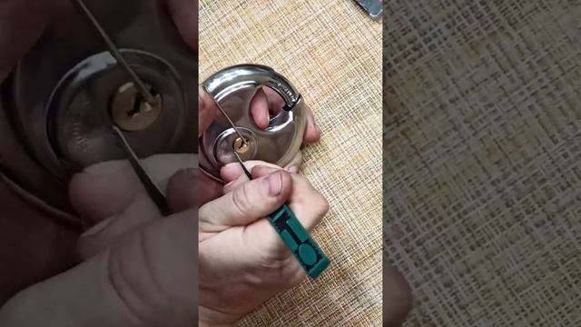 DONG YA; Открытие круглого навесного замка с английским профилем. смотреть онлайн