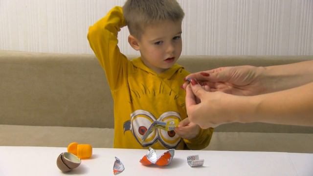 Распковка Киндер Сюрпризов "Angry Birds в кино"| KIDS' CLUB смотреть онлайн