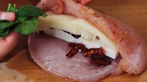 СОЧНАЯ КУРОЧКА С СЫРОМ, ВЯЛЕНЫМИ ТОМАТАМИ И ШПИНАТОМ