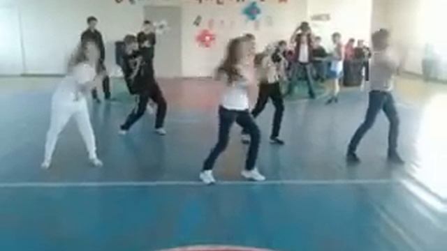 Прикольный танец от школьников. смотреть онлайн