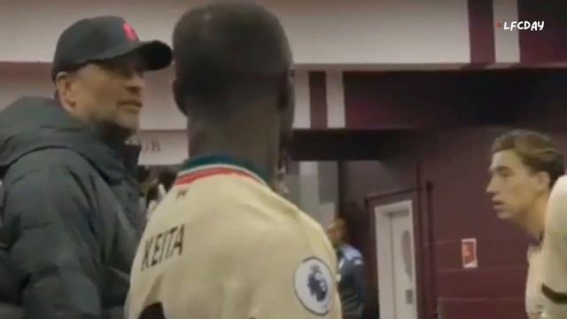 HELLOOO! 📢 Jurgen Klopp angry & calls all the LFC players on a high pitch • Villa Park tunnel смотреть онлайн