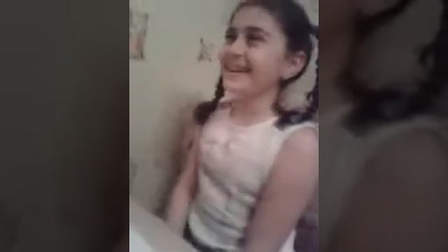 Девочка смеется... смотреть онлайн