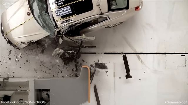 2014 Lincoln MKS CRASH TEST IIHS Small Overlap [POOR] смотреть онлайн