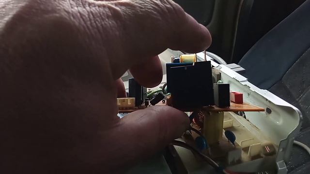 При закрытии дверцы, включается свет, вентилятор и крутится тарелка. смотреть онлайн