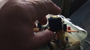 При закрытии дверцы, включается свет, вентилятор и крутится тарелка.