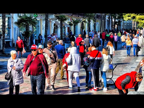 Отдыхающие массово ЕДУТ в Крым. ЯЛТА толпы людей на набережной. ПОКАЗЫВАЮ ВСЮ ПАВДУ. Погода в ЯЛТЕ. смотреть онлайн