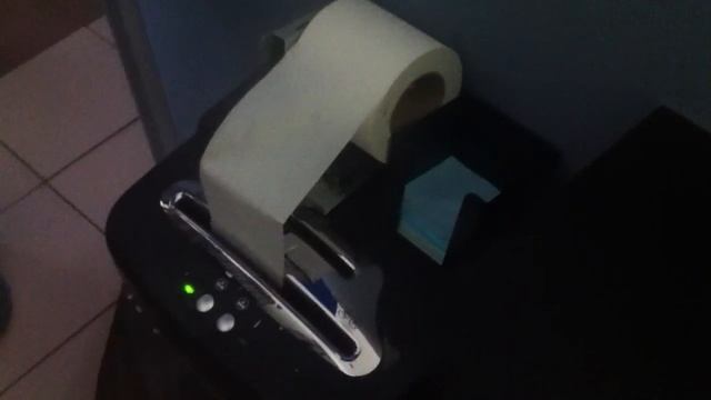 уничтожитель бумаги против рулона туалетной бумаги смотреть онлайн