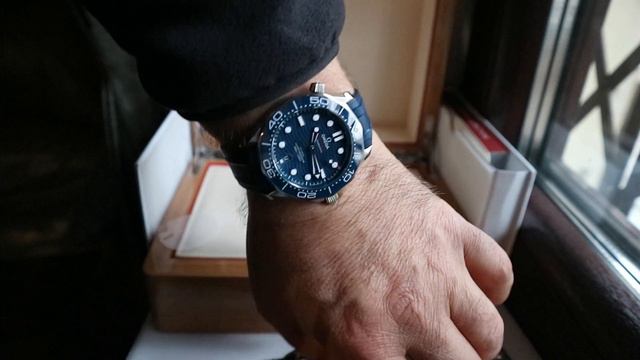 Omega Seamaster Diver 300m Co-Axial Master Chronometer 42mm Rubber Strap смотреть онлайн