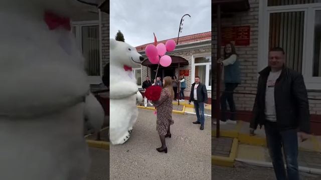 Муж вернулся раньше из рейса чтобы сделать жене сюрприз. ❤️? Поздравление от белого мишки в Узде. смотреть онлайн