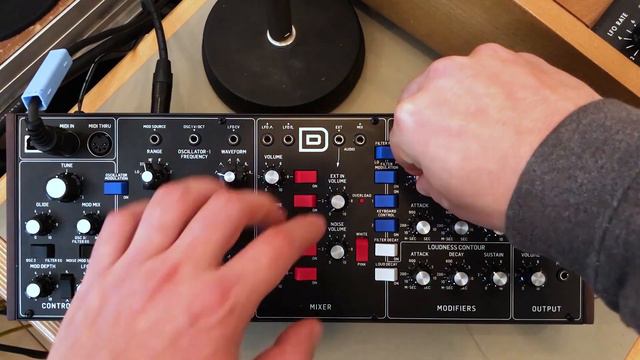Behringer Model D Sound Demo (no talking) смотреть онлайн